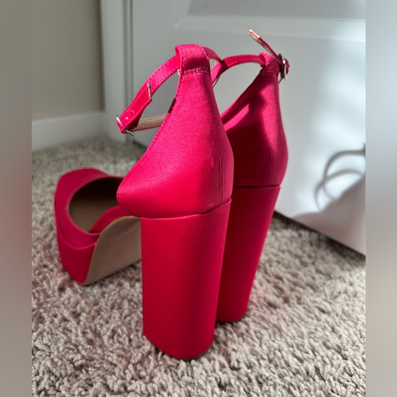 Steve Madden Red Platform Closed Toe Pump | Size 9.5| Brand New - Picture 4 of 4